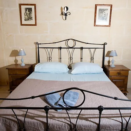 3 Bedroom With Private Pool And Views Nadur